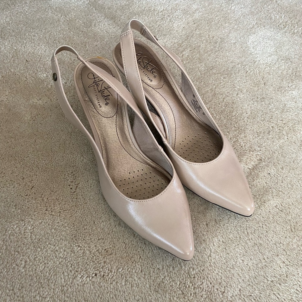 Nude pumps